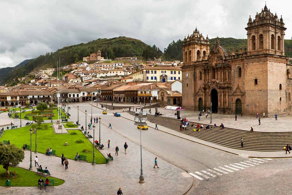 Praça Principal de Cusco, com a catedral, hotéis e restaurantes ao fundo