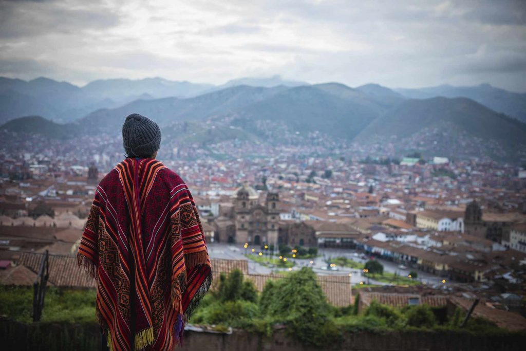 Homem contemplando a paisagem da cidade de Cusco do mirante de San Cristóbal