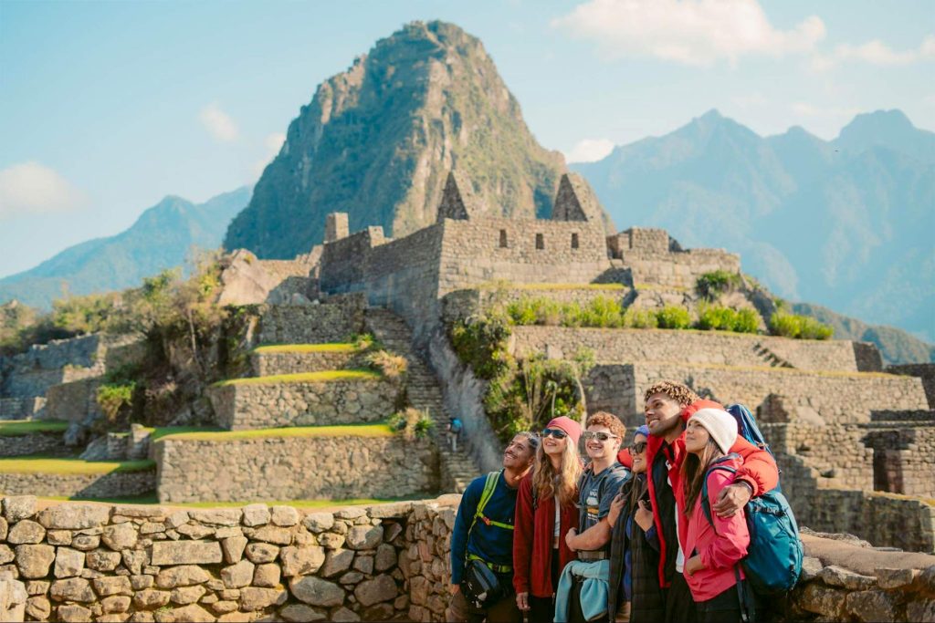 Turistas posando na parte baixa de Machu Picchu