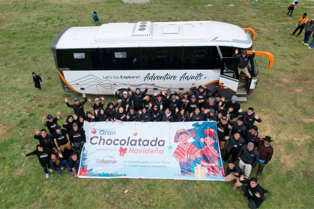 Equipe da Salkantay Trekking na festa do chocolate da Rodeana 2025