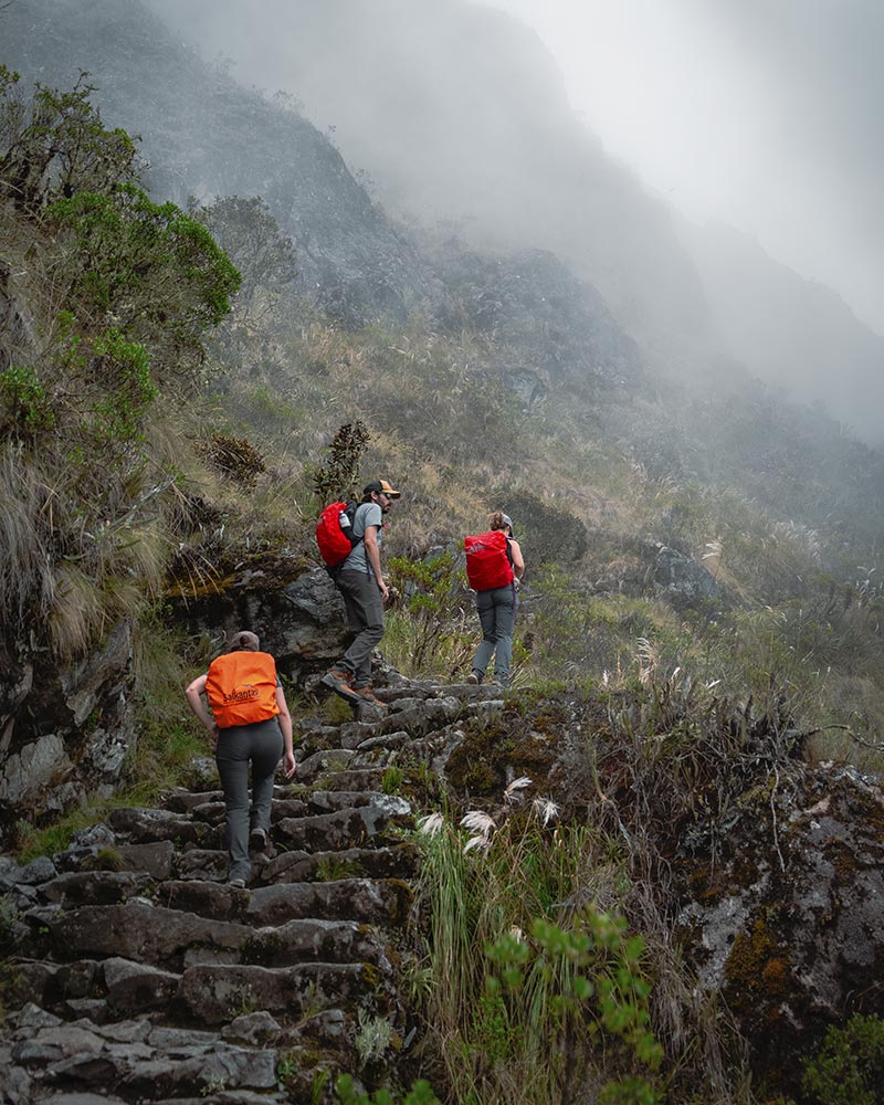 Grupo de turistas durante a estação chuvosa na Trilha Inca.