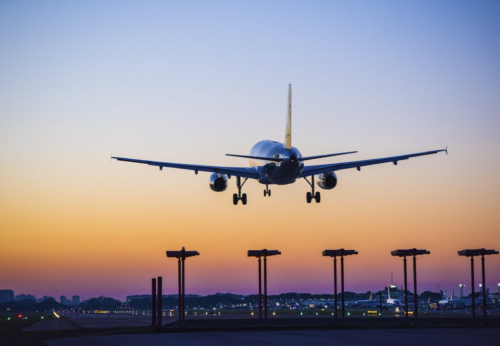 Aviao ao por do sol em Peru