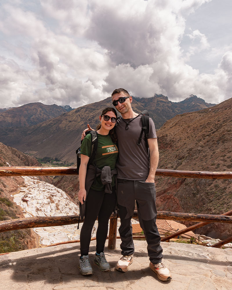 Casal de turistas no mirante das salinas de Maras