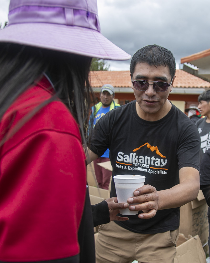 Entrega de chocolate quente da Salkantay Trekking em Ocongate