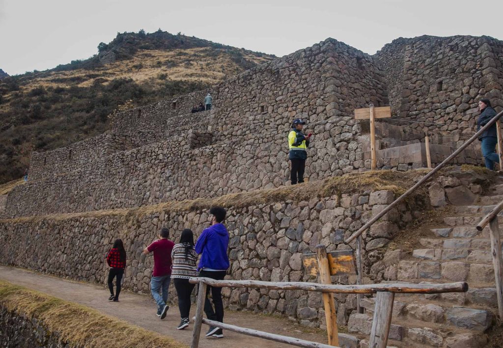 Primeiras construções ao entrar no parque arqueológico de Pisac, Vale Sagrado