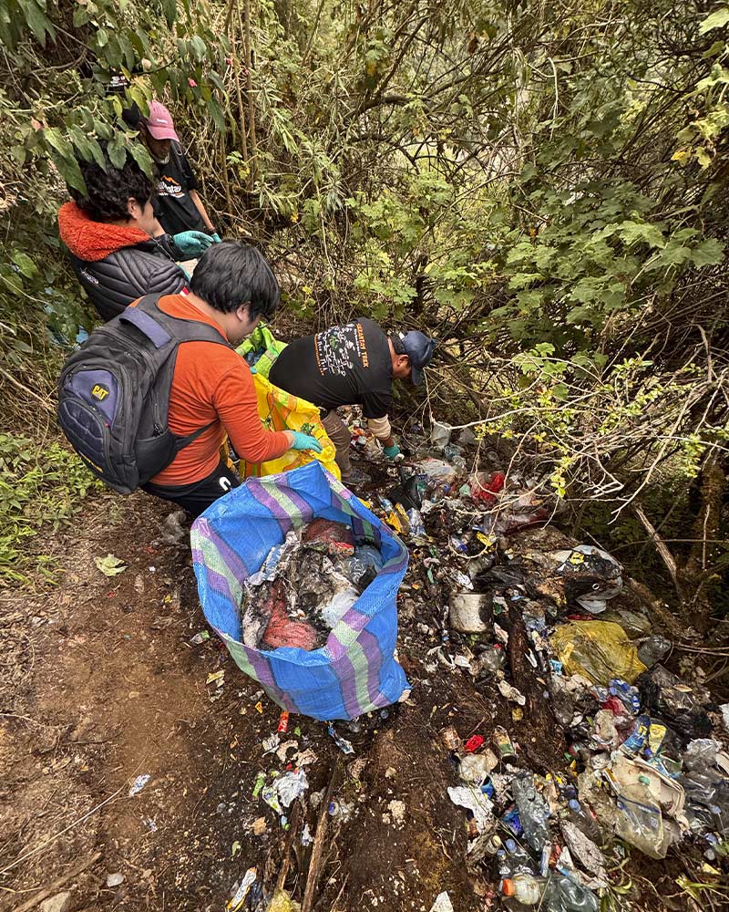 Equipe de trekking Salkantay na rota Challacancha a Soraypampa na campanha de limpeza