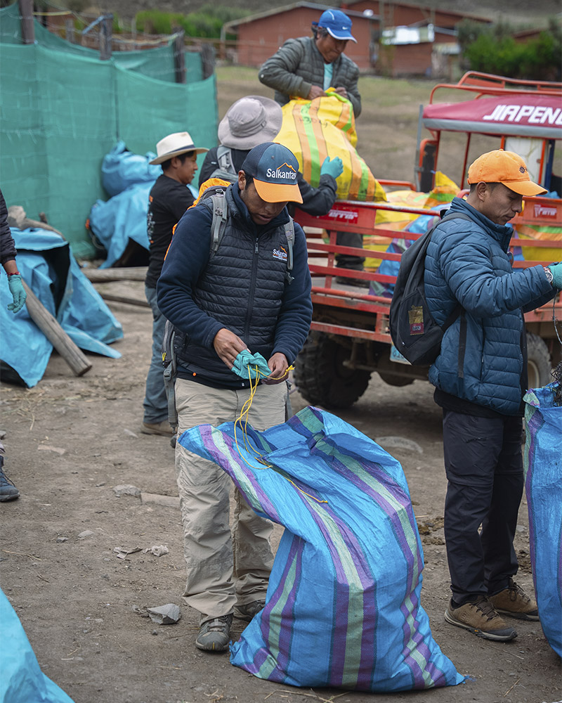 Pessoas terminando a campanha de embalagem dos resíduos separados durante a campanha de limpeza na rota Salkantay