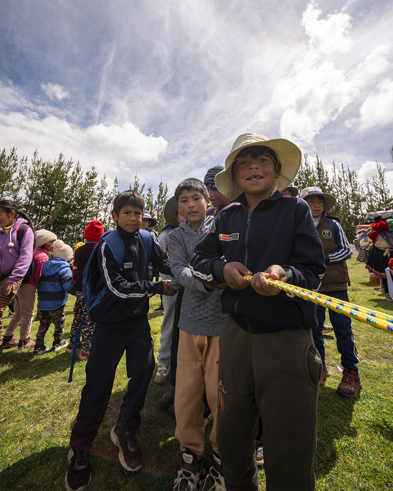Crianças de Rodeana brincando na festa de Natal da Salkantya Trekking