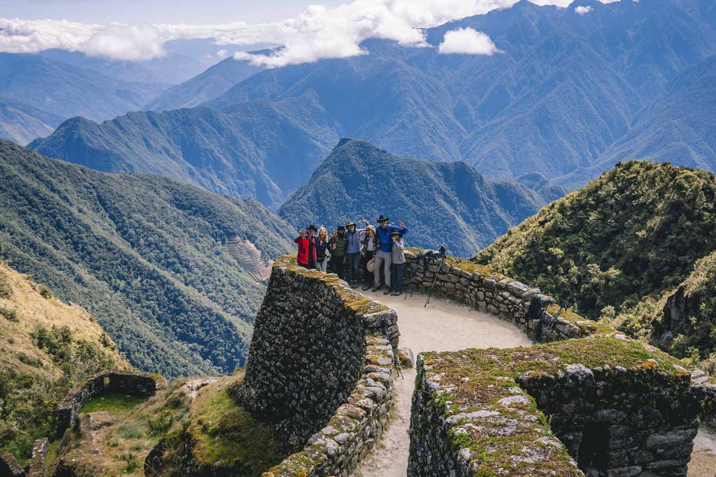 Turistas em Runkuracay, dentro do Caminho Inca