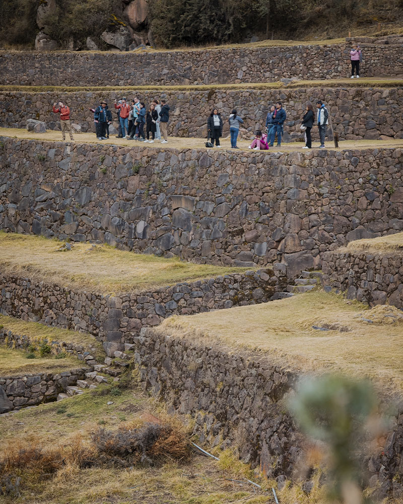 Pessoas no sítio arqueológico de Pisac, Vale Sagrado, Cusco