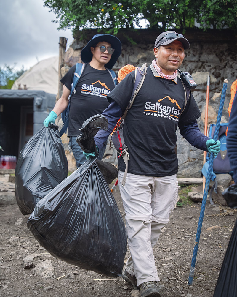 Pessoas chegando ao ponto de coleta em Sky camp para campanha de limpeza do Salkantay