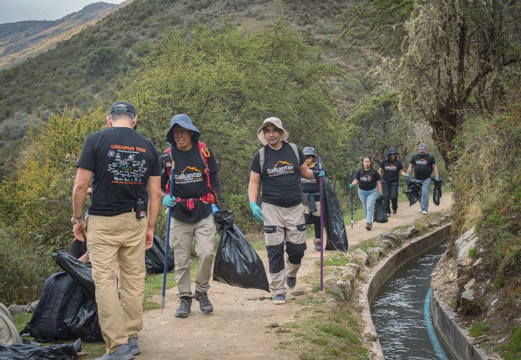 Pessoas na campanha de limpeza do Salkantay