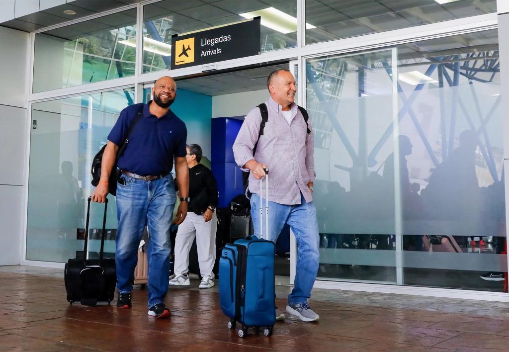Pessoas saindo do aeroporto após sua viagem de avião