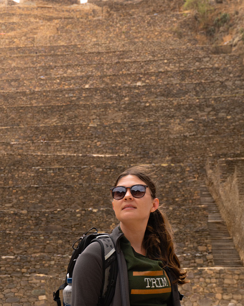 Turista na entrada do sítio arqueológico de Ollantaytambo, ao pé dos terraços