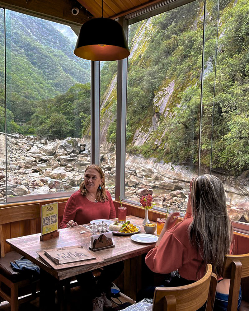 Duas pessoas comendo no restaurante Full House em Machu Picchu.