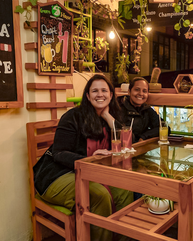 Duas pessoas comendo no Restaurante Green House