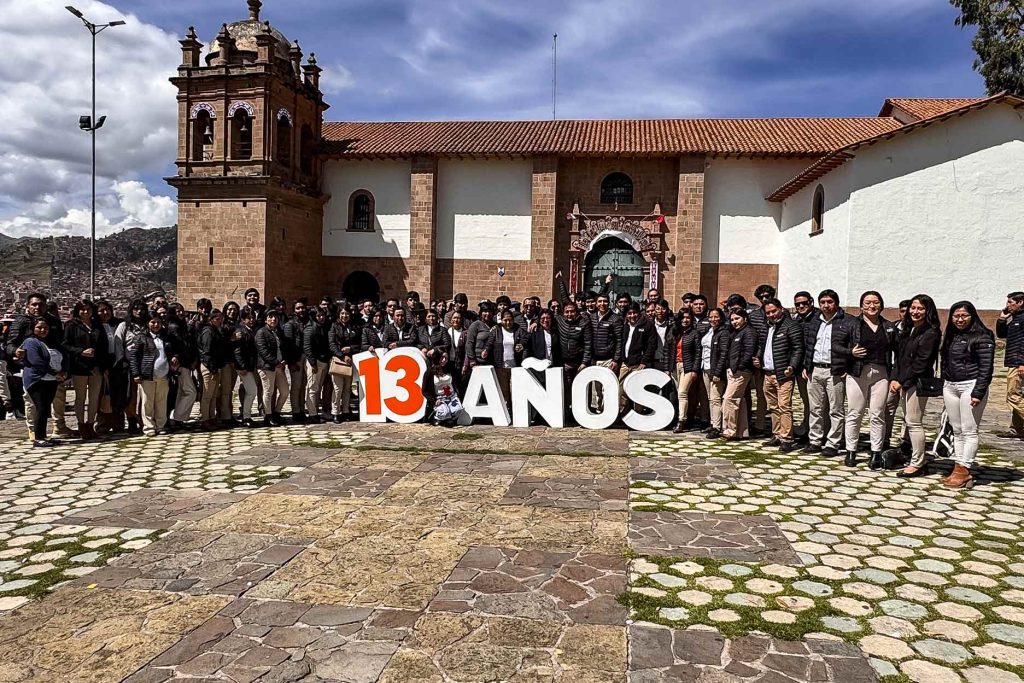 76 A equipe de trekking de Salkantay em uma missa comemorativa pelo seu 13º aniversário.