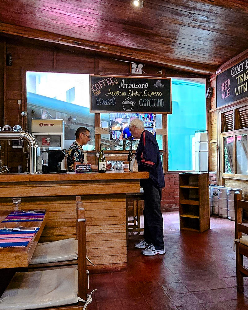 Duas pessoas no restaurante The Tree House, em Machu Picchu Pueblo