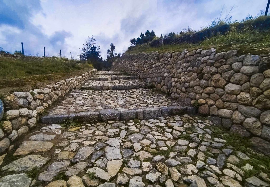 Parte do Qhapaq Ñan em Cusco, a caminho de Ñustapakana