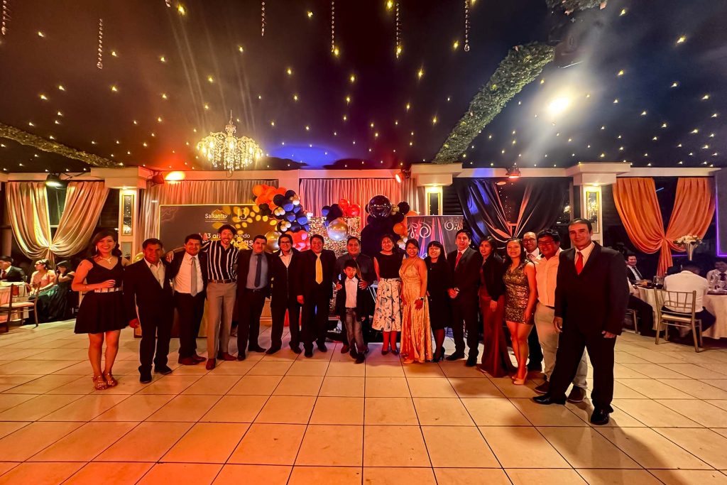 Foto da equipe de trekking de Salkantay em seu 13º aniversário.