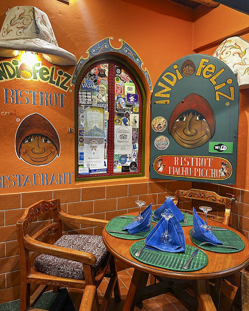 Interior do restaurante El Indio Feliz em Machu Picchu Pueblo