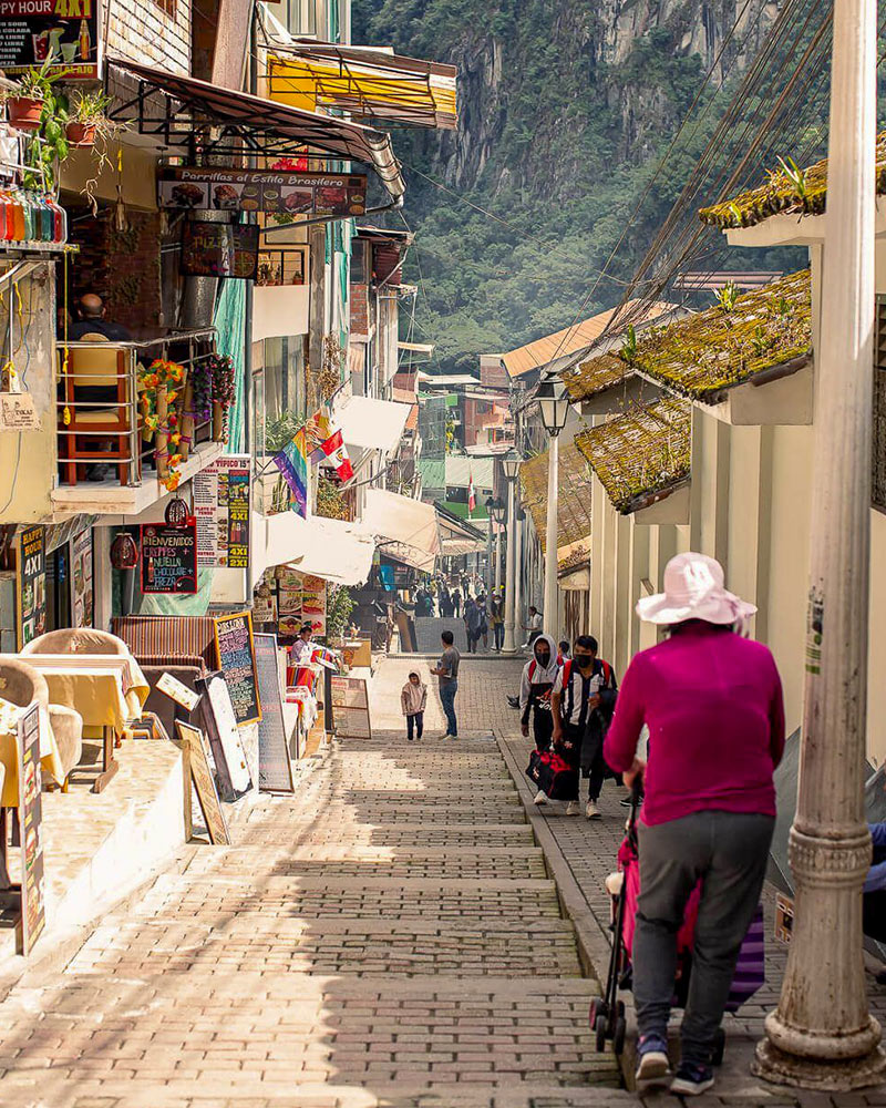 As ruas de Aguas Calientes em um dia ensolarado