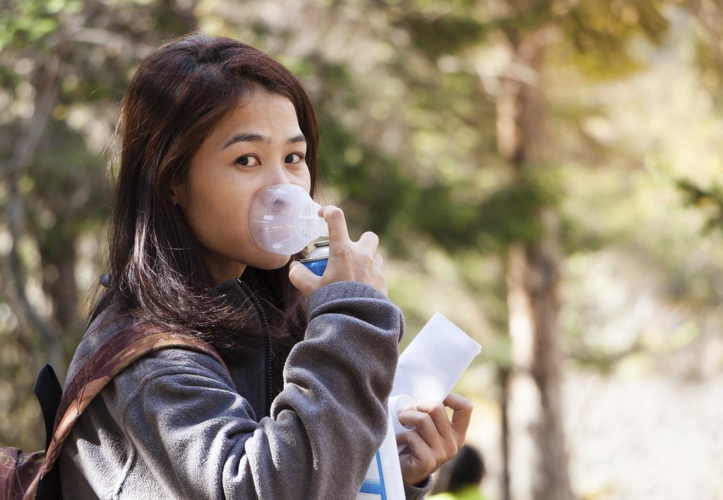 Turista com oxigênio em Cusco para combater o mal de altitude