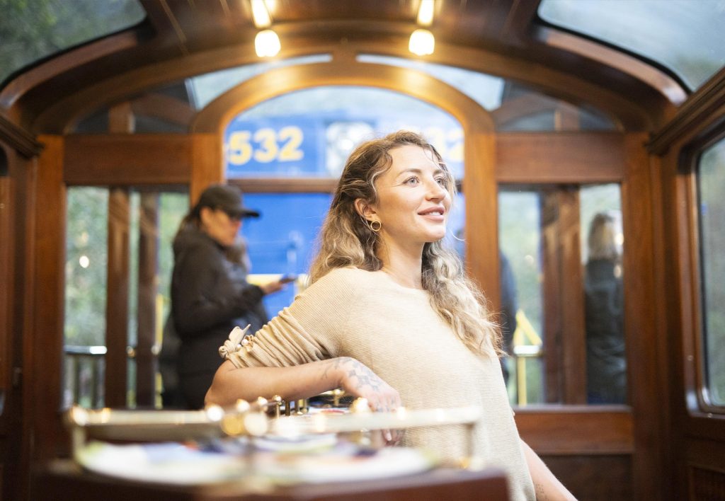 Mulher viajando no trem 360 para Machu Picchu