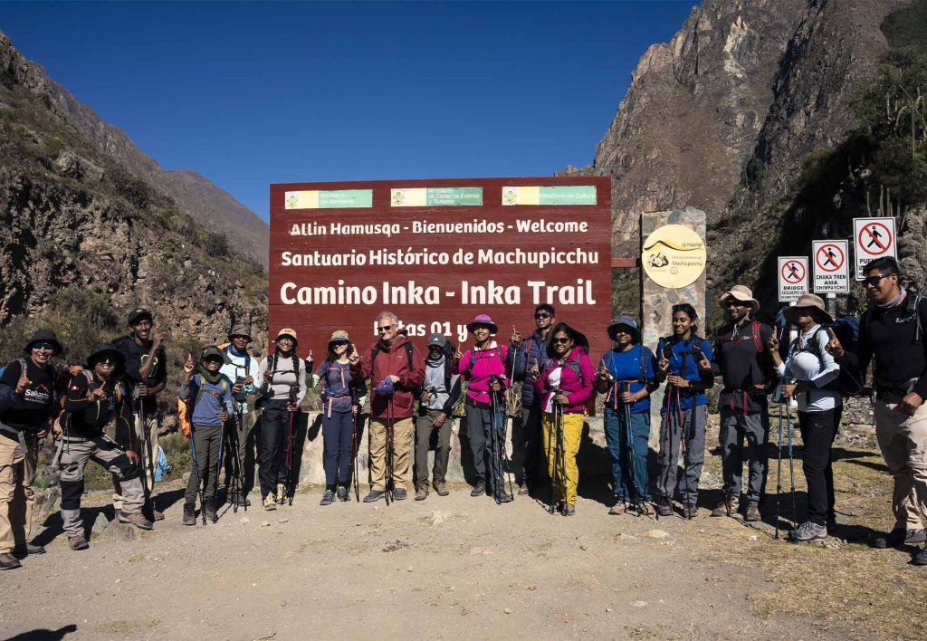 Turistas no início da Trilha Inca