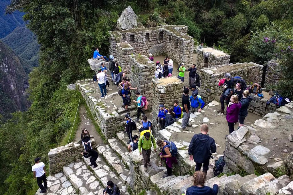 Inti Punku, em Machu Picchu, repleto de turistas na alta temporada