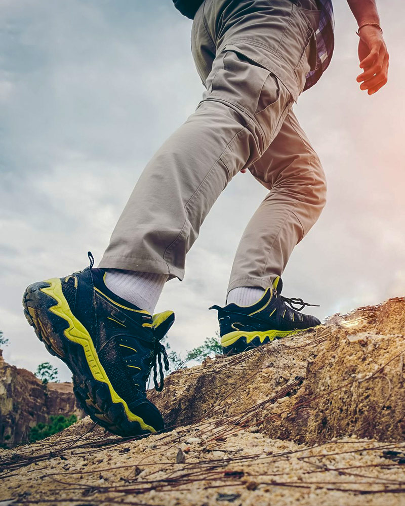 Homem com tênis de trekking