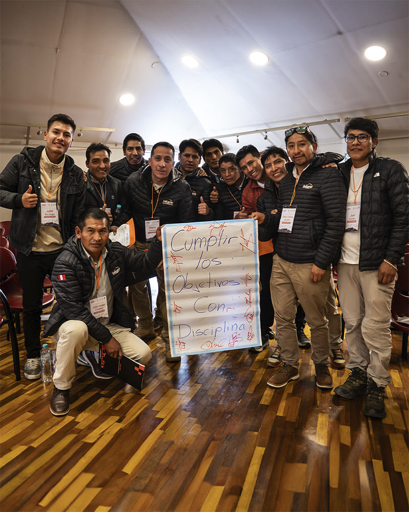 Guias turísticos da Salkantay Trekking participando em grupo nas formações