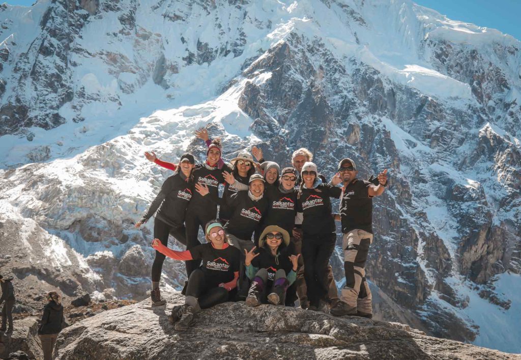 Turistas felizes na Passagem Salkantay em direção a Machu Picchu com a equipe da Salkantay Trekking