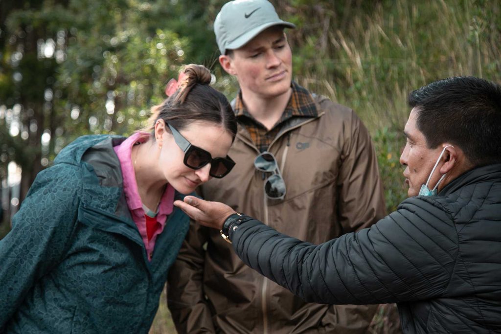 Turista inalando folhas de coca durante um City Tour em Cusco