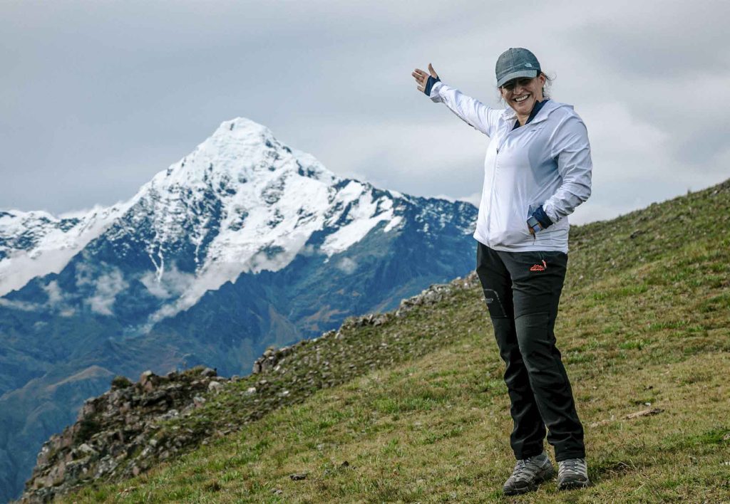 Turista com o nevado Veronika ao fundo na rota Pedreira Inca