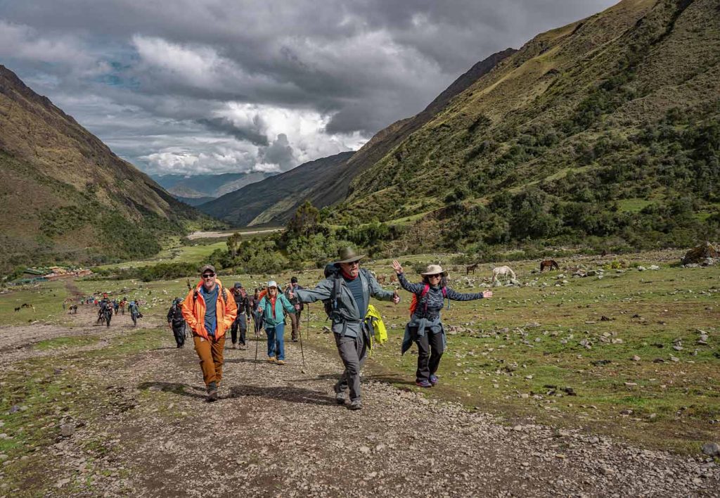 Grupo de caminhantes na subida à lagoa Humantay, com roupas e equipamento adequados para trekking