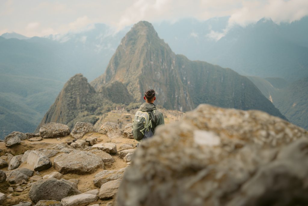 Turista na cidadela de Machu Picchu