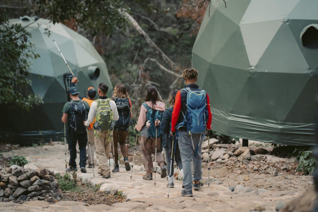 Turistas no acampamento Super Jungle Domes