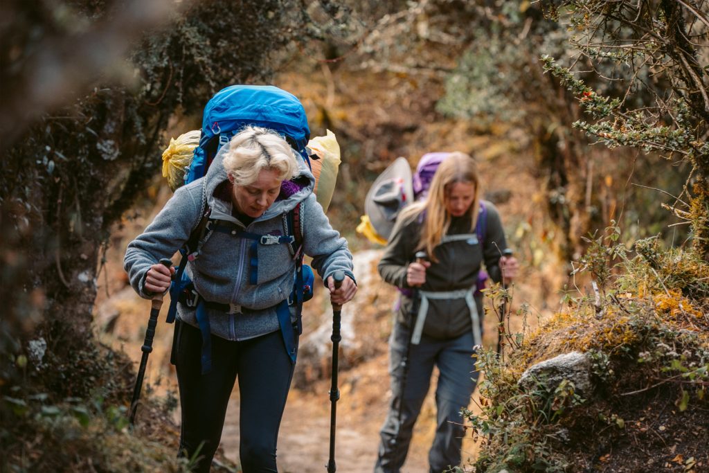 Turistas carregando suas mochilas na Trilha Inca.