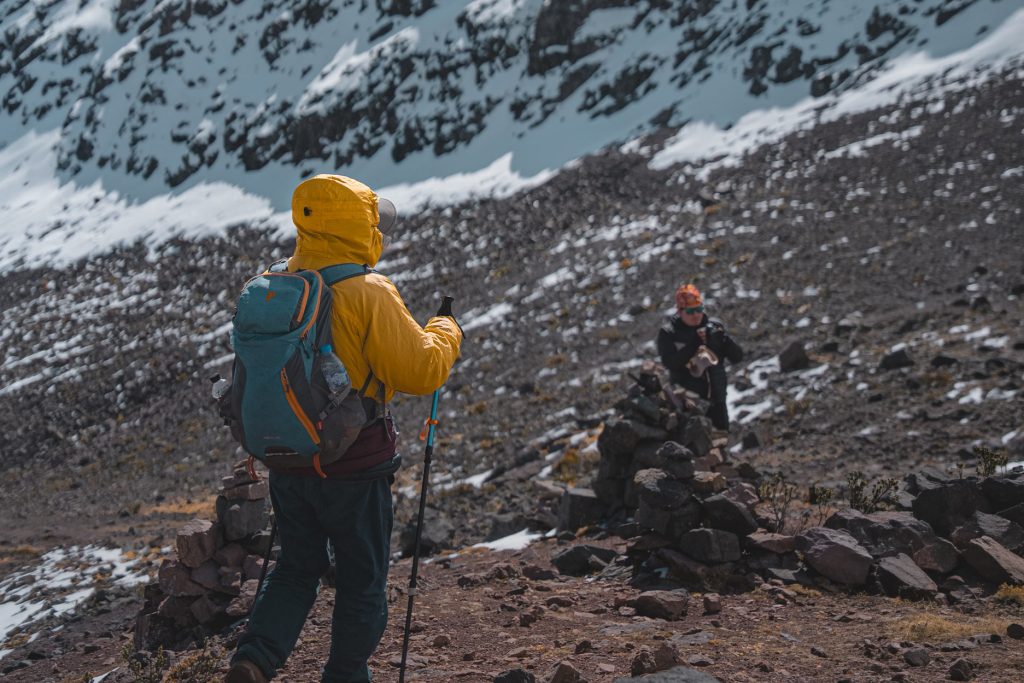 Turistas com equipamento de trekking em altitudes elevadas