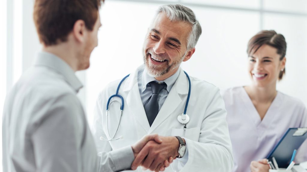 Um paciente conversando com seu médico durante uma consulta médica em uma clínica.