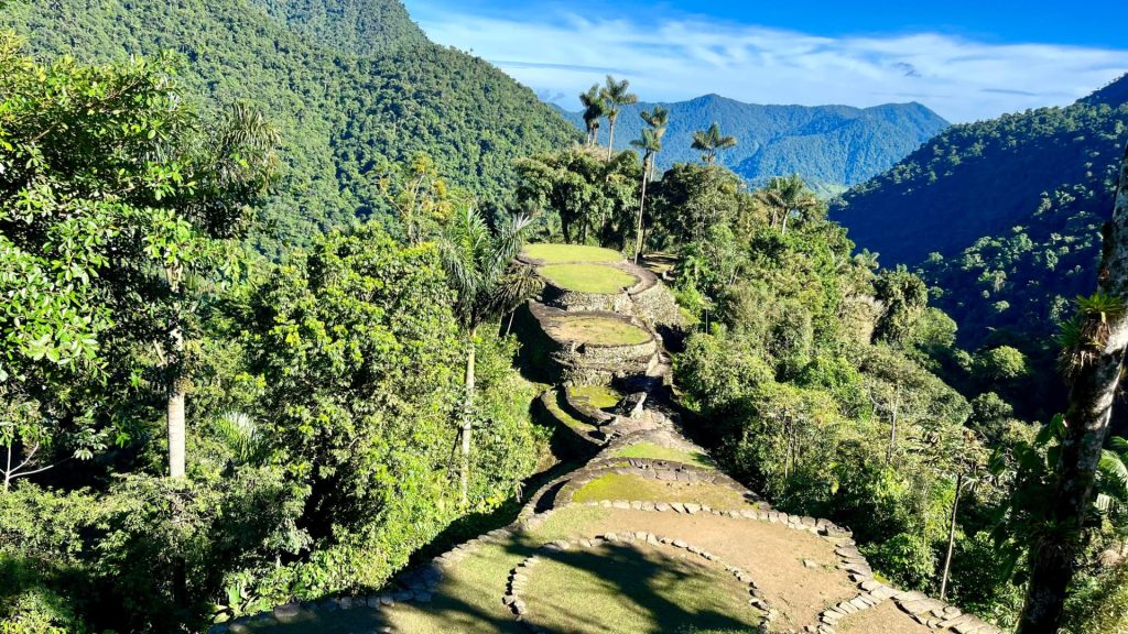 Uma vista panorâmica dos antigos terraços de pedra da Cidade Perdida, escondida nas profundezas da selva da Sierra Nevada.