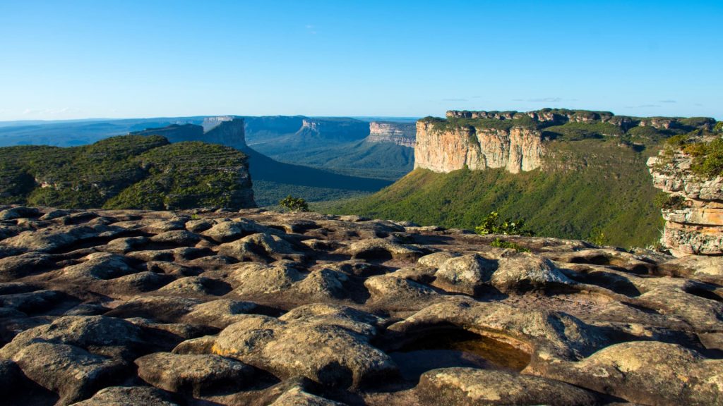 Uma vista espetacular dos extensos planaltos e dos profundos cânions do Parque Nacional da Chapada Diamantina.