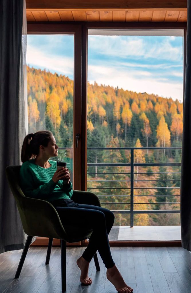 Um viajante relaxa na cama de um hotel enquanto se aclimata à altitude da montanha.