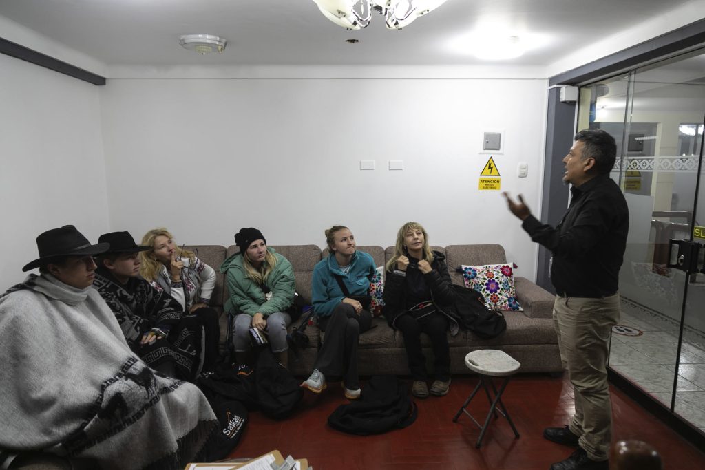 Grupo de turistas em uma reunião informativa antes de sua aventura