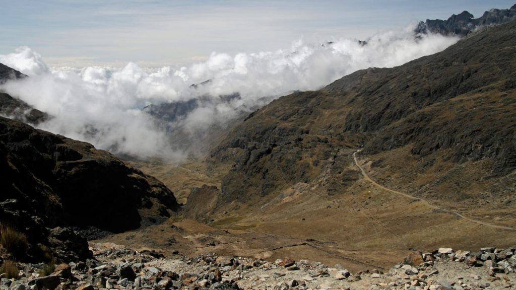 Excursionistas que percorrem o antigo caminho de pedras pré-inca da Trilha de Takesi através dos Andes.