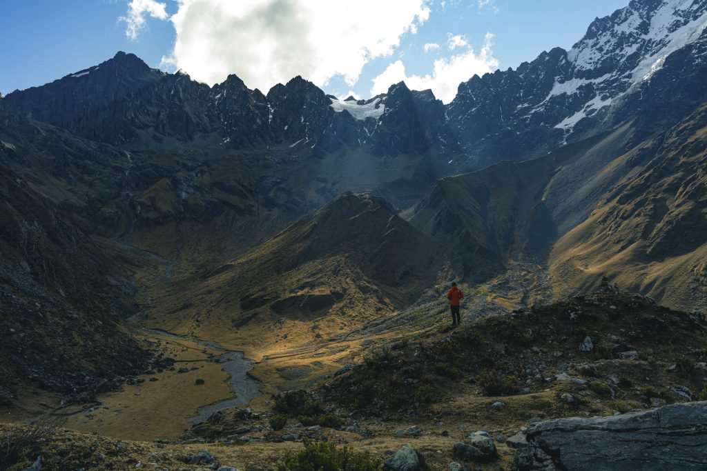 Um turista fazendo uma caminhada na montanha
