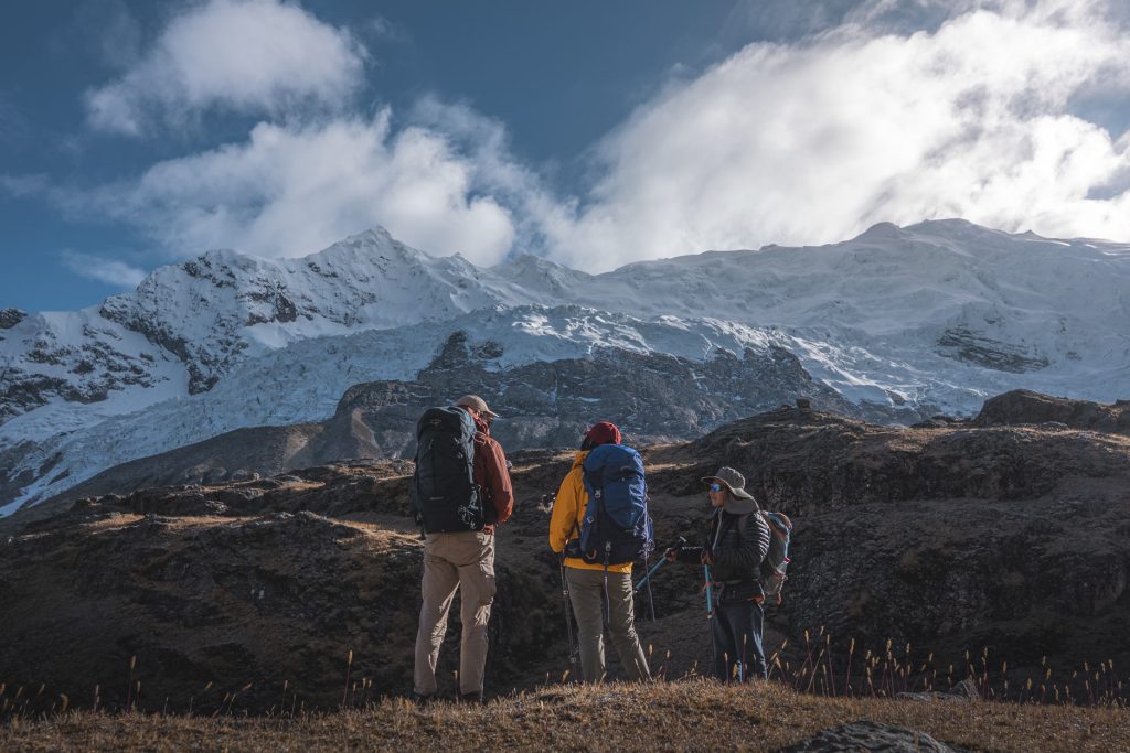 Turistas em frente à Montanha Sagrada