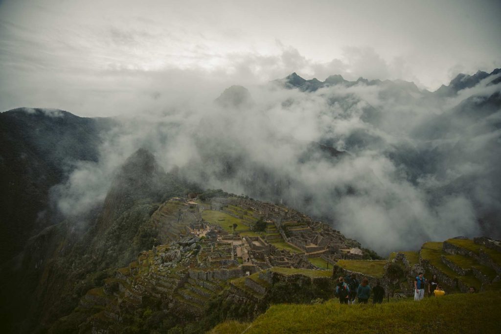 A cidadela de Machu Picchu parcialmente envolta em névoa.