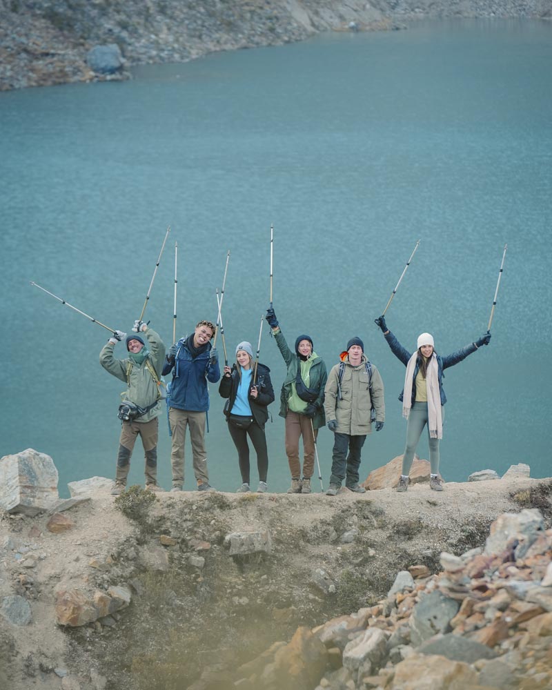 Grupo de turistas felizes na Lagoa Humantay.